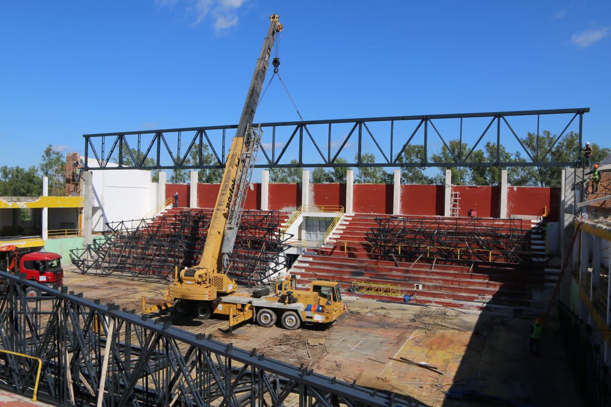 ebypy's tweet photo. La empresa encargada de la reconstrucción del Centro de Desarrollo Comunitario “Roberto Cabañas” de Pilar, inició el montaje de la estructura metálica que permitirá renovar el techo del polideportivo pilarense. 
https://t.co/DW4LTB84Ux https://t.co/IDEB63gDAZ