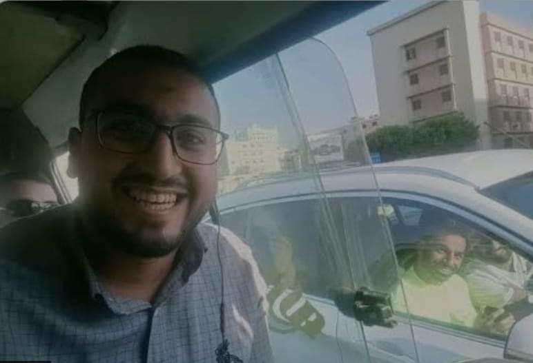 ShehabNany's tweet photo. لما تكون راكب الميكروباص فتبص تلاقى محمد صلاح فى العربية اللى جنبك 

فيتعدل فى قعدته وبصته ويضحك لك وياخد معاك السيلفى وانت فى مكانك جوه الميكروباص

صلاح مش بيدور على الشو ولا اللقطة
اللقطة هى اللى  بتدور  عليه فعلا 

من حبه ربه ...حبب  فيه خلقه 

فى عز ما كانوا رافعين ترند 👇🏻 https://t.co/gYsfkUGs6J