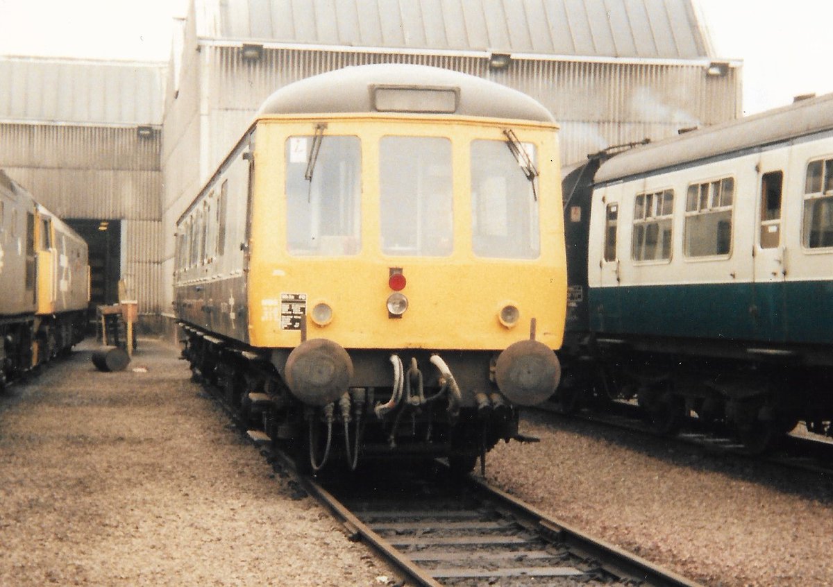 SalopianLyne's tweet image. #BRDepartmentals No.479 : Glasgow Eastfield TMD 29th June 1985
Route Learning Car DB977177 converted in 1983 from British Rail GRCW Class 122 single railcar DMU Sc55015
Headlights are a bit Heath Robinson!
#BritishRail #Class122 #DMU #Glasgow #Eastfield #trainspotting 🤓