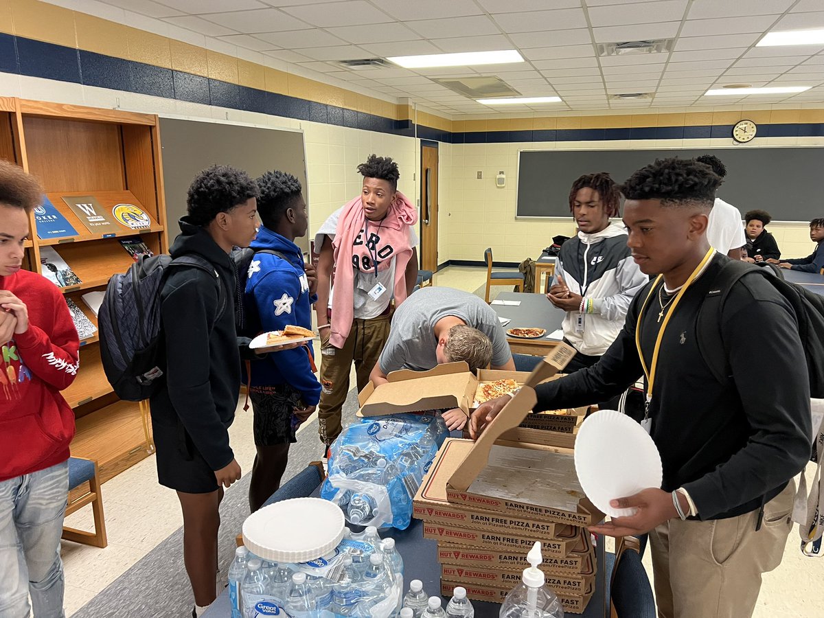 mrhudson06's tweet photo. Our first Men in the Making meeting was today and it was a major success! We talked about what Manhood means to them and why life is not “About Us” but instead about how we can serve and sacrifice for those we love the most. #MenInTheMaking #WhyNotUs https://t.co/apkrLZHT9v