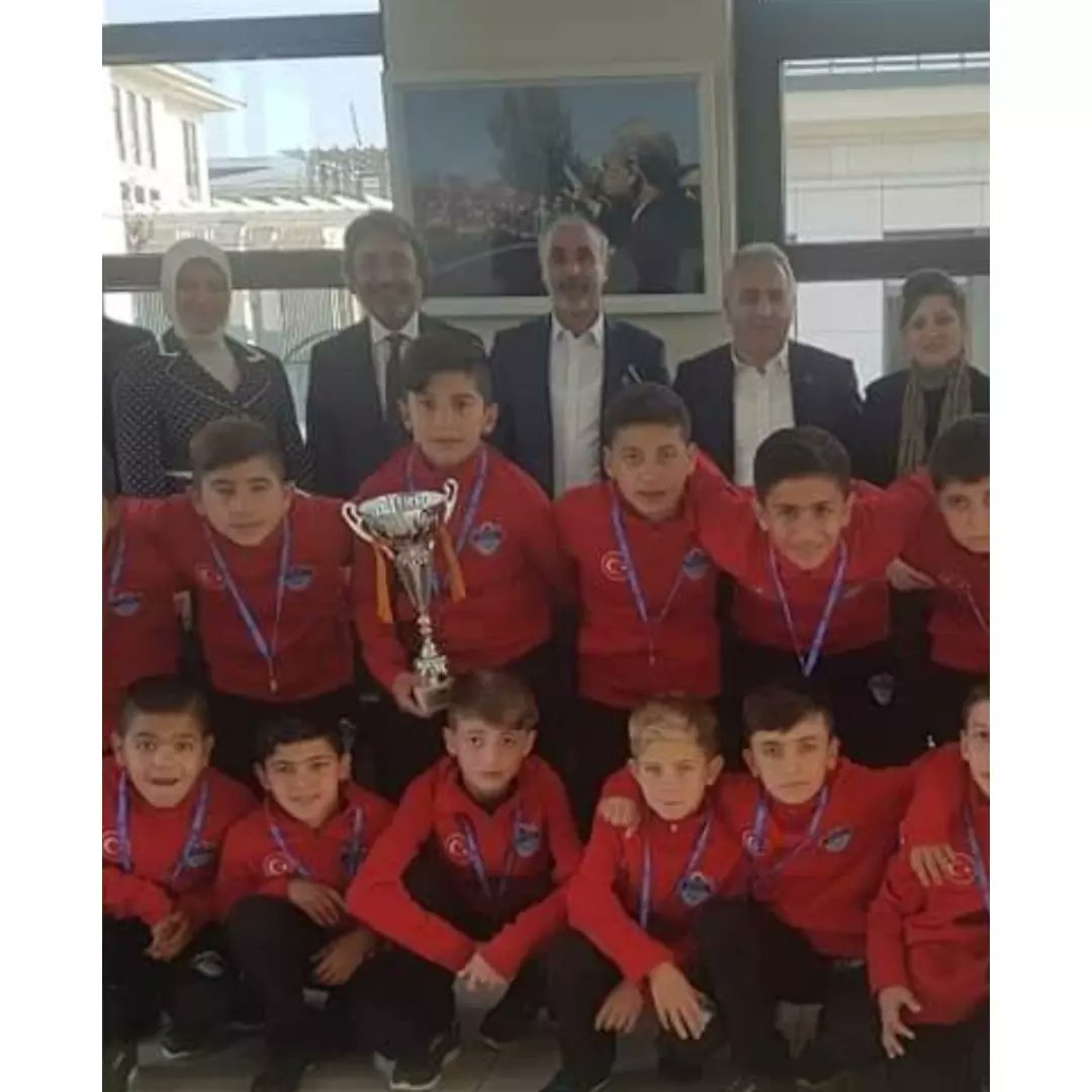 nesibe_tukel's tweet photo. Beşiktaş Spor Kulübü Eski Başkanı #FikretOrman'ın basın danışmanı ve Kayserispor 'da yöneticilik yapan ,#Uyafa 'da birlikte çalıştığımız manevi kardeşim Sn. #BurhanTopuz Abimizi amansız hastalıktan kaybettik .Allah rahmet eylesin. Mekanı cennet olsun inşallah #BurhanTopuz #Uyafa https://t.co/5BqJRZToNR