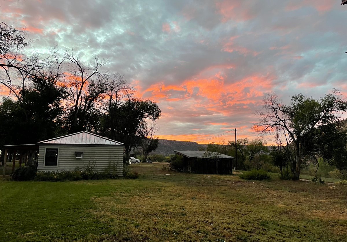 jennie_nunn's tweet photo. @CampvCO @Colorado sunset at camp #vancorum #naturita #nucla #hiking #art #historiccabins #airstreams #westerncolorado https://t.co/kD33oBZahR