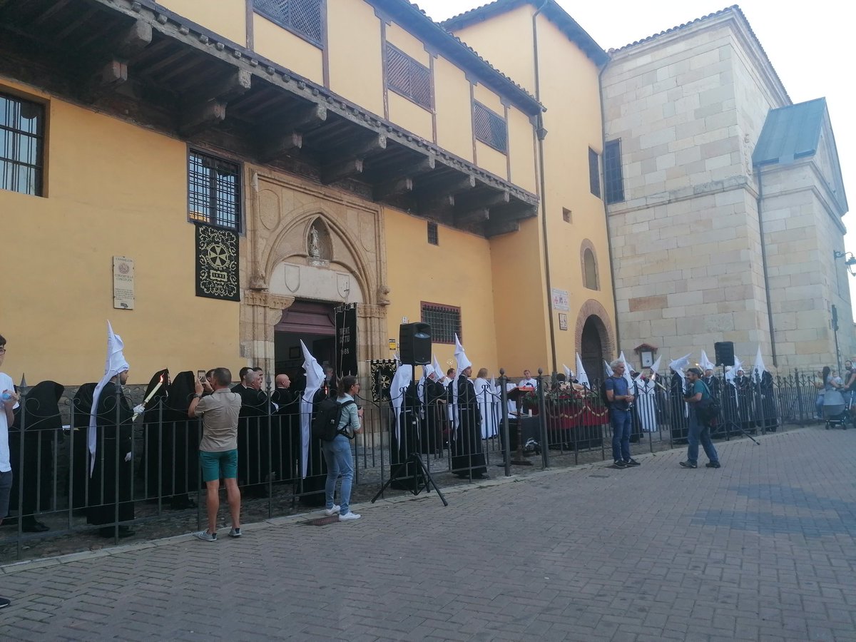 CylPasion's tweet photo. Ruta ‘Tras los pasos de los Papones’. Recorrido por diferentes puntos de la ciudad con la realización de algunos actos que se celebran durante la Semana Santa.
📸 Celebración de las 5 llagas y el desenclavo
#33EncuentroNacionaldeCofradias https://t.co/L5HYQDXByd