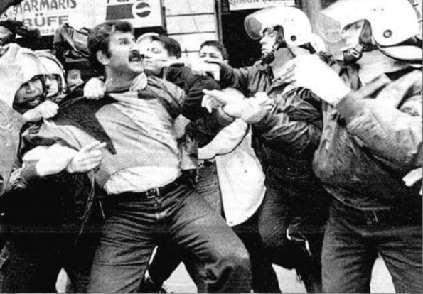 kasimsa_'s tweet photo. 1990'larda Alper Taş
2022'lerde Alper Taş

Direnene, dövüşene bin selam!

#GeceyeNotum https://t.co/NNuRbGZqh0