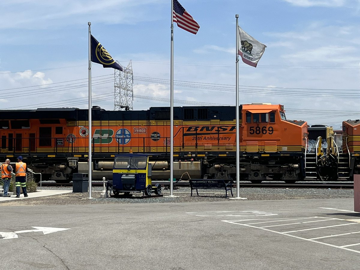 JessGlib's tweet photo. Flashy locomotive https://t.co/kPh3wm8JNv