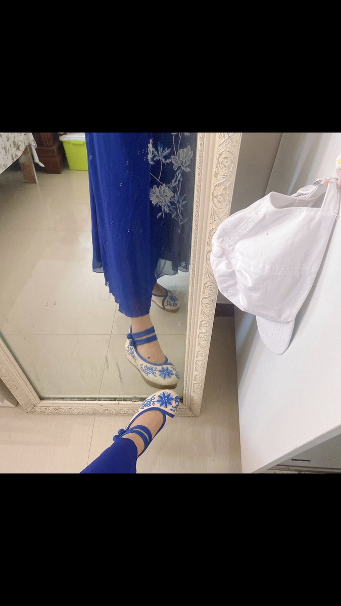 大学美女小姐姐的35码绣花鞋，鞋内很香，鞋底很脏，已清理一只，擅长龟头擦鞋，有想看视频或者更多羞辱的清理鞋子的任务可私聊发给我，免费送视频 #鞋底 #舔鞋底 #崇拜女性 #羞辱 ＃磕头跪拜 ＃鞋交 ＃龟头擦鞋 #M男任务 ＃ATM奴 #踩踏喂食