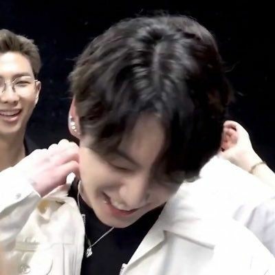 gummpal's tweet photo. 7 RT msgthvgk: jungkook sorrindo com os olhos, fotinhos e o video pra matar a saudade - a thread. https://t.co/4n6gMkpO1C