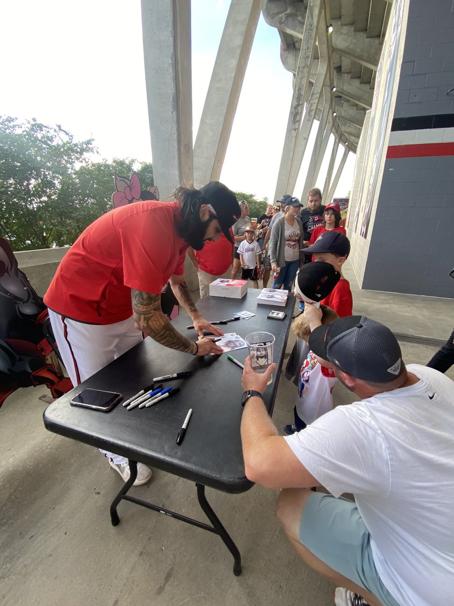 GoSquirrels's tweet photo. Immaculate vibes in the 804 Corner Cantina 

#SinkTheSeaWolves https://t.co/DVpOZYzmtf