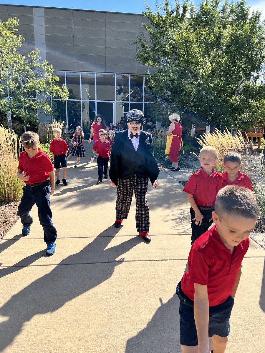 HSCS_Goddard's tweet photo. Our Kindergarten and Grade 1 classes went to Dove Estates yesterday for a production of "Caps for Sale" by the Goddard Puppet Ladies. Everyone enjoyed it! https://t.co/D1mmLeki6y