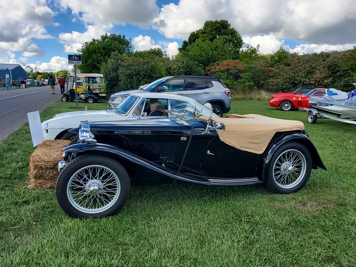jenyolk's tweet photo. Vintage car paradise! #pibroadraces #visitputinbay #lakeerielovemyjob ❤️ https://t.co/PZq8r6t1Si