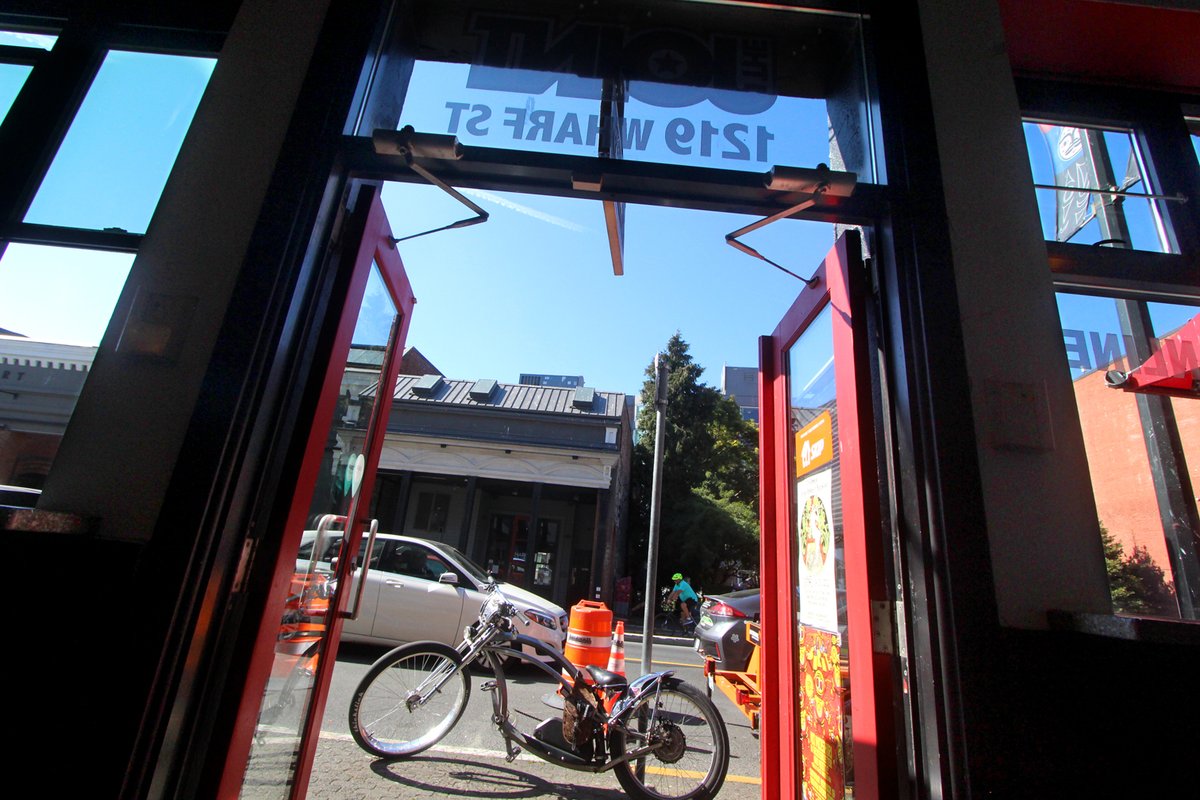 420_Bike_Life's tweet photo. Pizza pitstop between today's bone scan procedures. #CANCER #disability #ChronicPain #poverty #PovertyInflicted #MobilityAid #ebike #cycling https://t.co/BXEnPI55X3