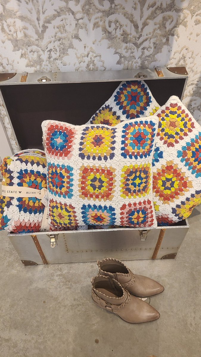 MellyLMakeup's tweet photo. @Altard_State as a crocheter, this upsets me. Crochet cannot be replicated by a machine. Selling these pillows for $48 means you are not paying your artisans appropriately. Dont get me started on the afghans selling for only $148. SO much work goes into these items. https://t.co/vFXjzDhXDR