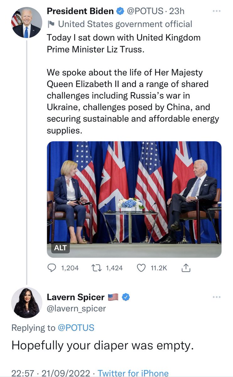 sloam94's tweet photo. American politicians are fucking savage LMAO #POTUS https://t.co/Ae9OZcXPgS
