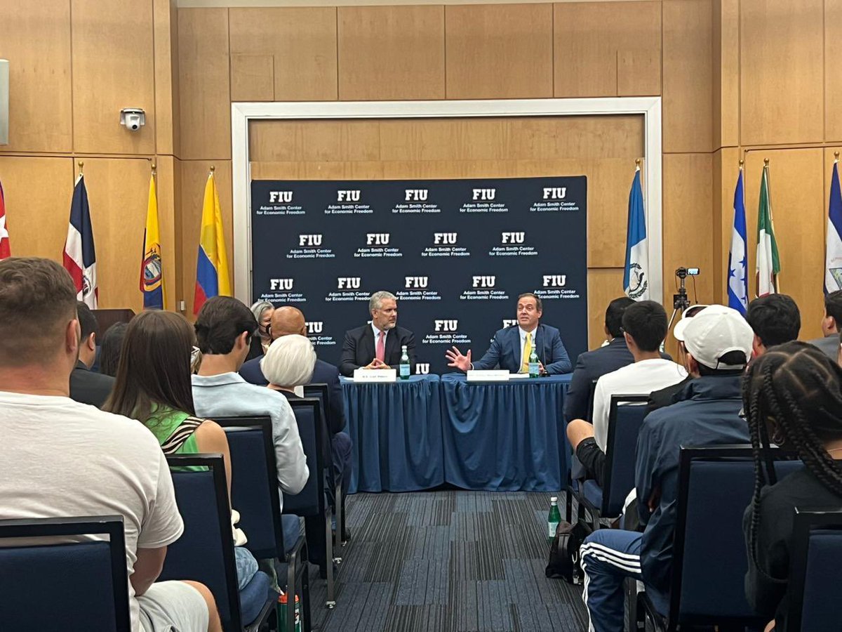 IvanDuque's tweet photo. Me honra reconocimiento del Centro Adam Smith para la Libertad Económica de Universidad de la Florida (@FIU), al designarme como Senior Leadership Fellow; programa donde compartiré experiencias sobre defensa de la democracia, crisis climática y migratoria, y libertad empresarial. https://t.co/SKDekLflg8