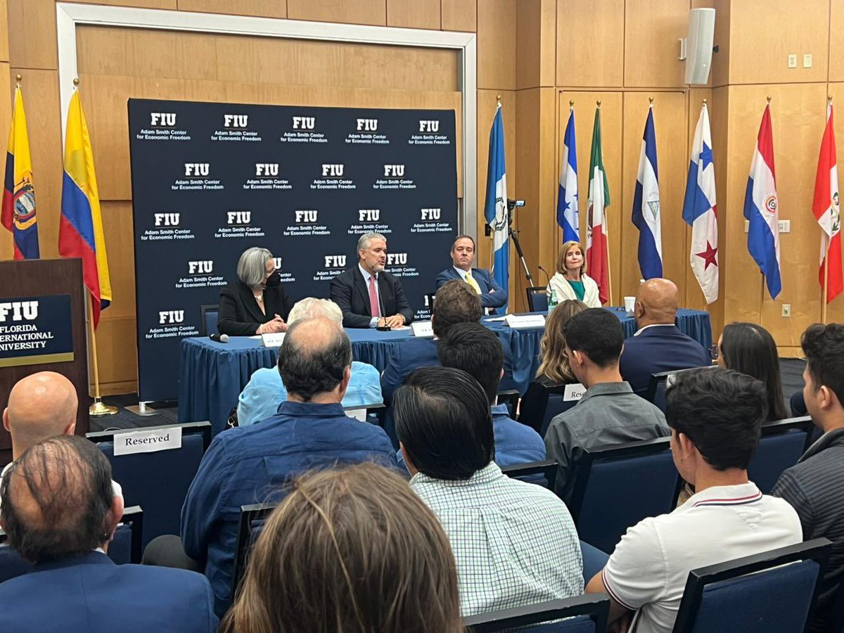 IvanDuque's tweet photo. Me honra reconocimiento del Centro Adam Smith para la Libertad Económica de Universidad de la Florida (@FIU), al designarme como Senior Leadership Fellow; programa donde compartiré experiencias sobre defensa de la democracia, crisis climática y migratoria, y libertad empresarial. https://t.co/SKDekLflg8