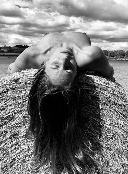 I found a hay bale! #harvest #nakedlifestyle #photography https://t.co/QZyjXViRBl<a href="/tag/harvest"class="tags">#harvest</a><a href="/tag/nakedlifestyle"class="tags">#nakedlifestyle</a><a href="/tag/photography"class="tags">#photography</a>