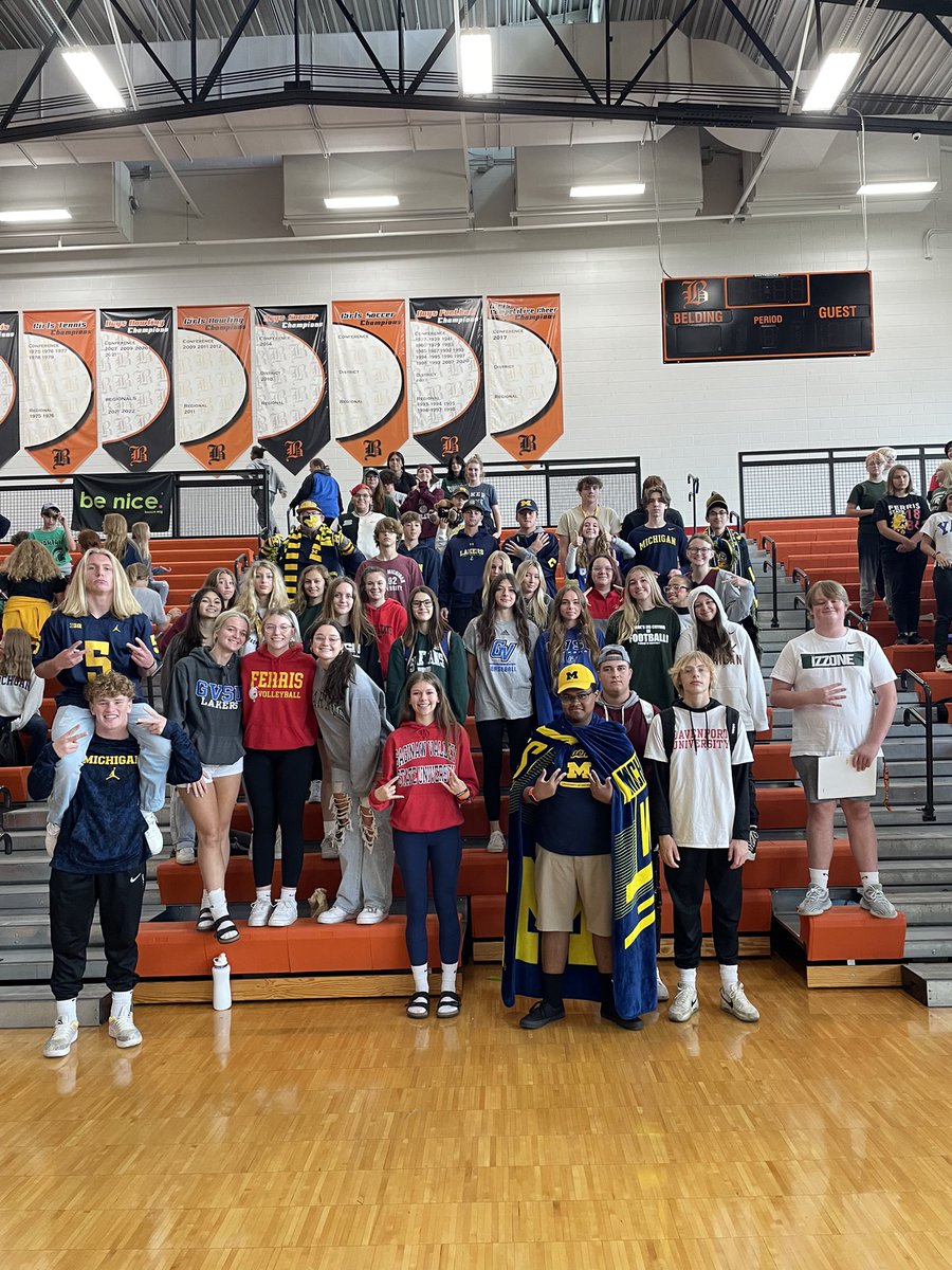 sadiestowell06's tweet photo. Freshmen look to sweep spirit week participation tomorrow as they claim first for the 4th day in a row. Sophomores have been finding flags to keep them one point behind! @MrOstranderBHS @SorryMrsJacksn https://t.co/jD6BpAomGZ
