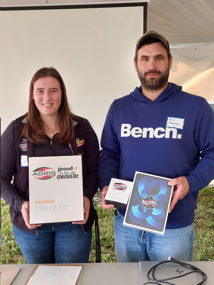 svandehogen's tweet photo. CONGRATS to our #agrismifield day one winner Eric of an IPad &amp; Fieldview Drive, just for signing up! Still time to register for day 2 tomorrow, @Jess_AGRIS is looking forward to giving another away... https://t.co/00aPSg4abr