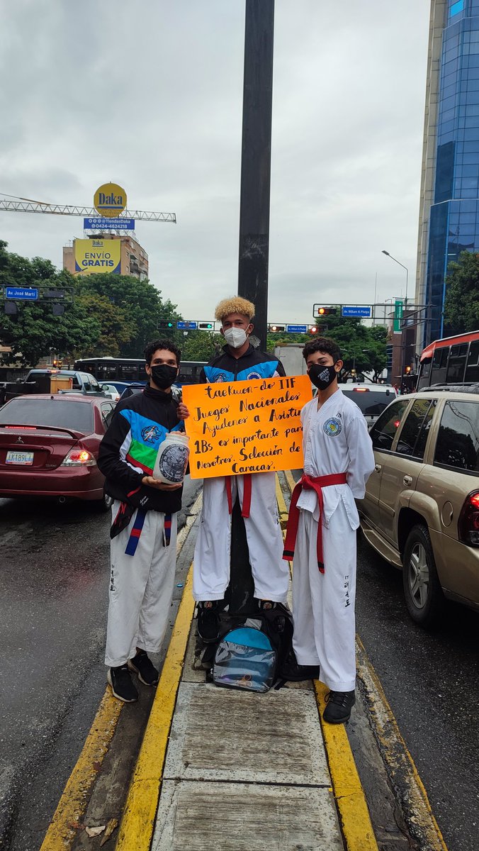 gustavogomez_ve's tweet photo. Hoy me topé con estos muchachos en Chacaíto que estaban pidiendo colaboración para asistir a los Juegos Nacionales de Taekwondo, ahí estaban bajo la lluvia en busca de su sueño. Si alguien desea apoyar, mañana estarán allí nuevamente. #Caracas #22Sep https://t.co/0HCZGX39FC
