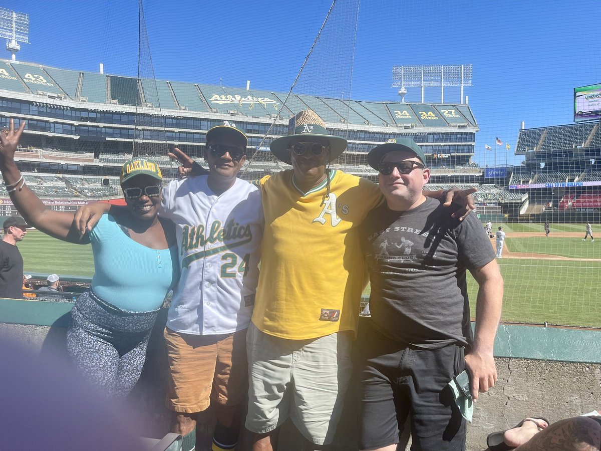 Bleacherdave's tweet photo. #atthecoliseum with the fam & @vincebaseball #WaveEmHigh https://t.co/18cKibCv6G
