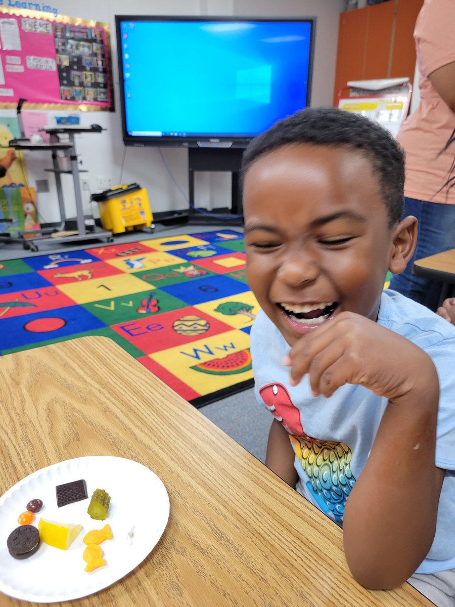 WikMrs's tweet photo. Using our sense of TASTE😝 today to try some sweet, sour, bitter and salty samples! Then we made a tongue craft 👅🍋🍫🍿🍪
#prek #cfbisd #cfbprek #furneauxprek #furneauxbraves #5senses https://t.co/xr6Aa8M6sD