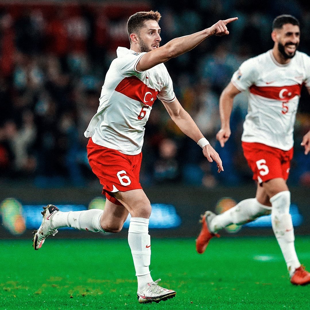 ismailyuksekk's tweet photo. Benim için tarifi kolay olmayan, duygu yükü ağır bir akşam. Ay yıldızlı formayla sahaya adımımı attığım ilk maçta gol sevinci yaşamak, hayatım boyunca unutamayacağım bir mutluluk… Biliyorum uzun bir yolun henüz başındayım. https://t.co/X4390RP3yi