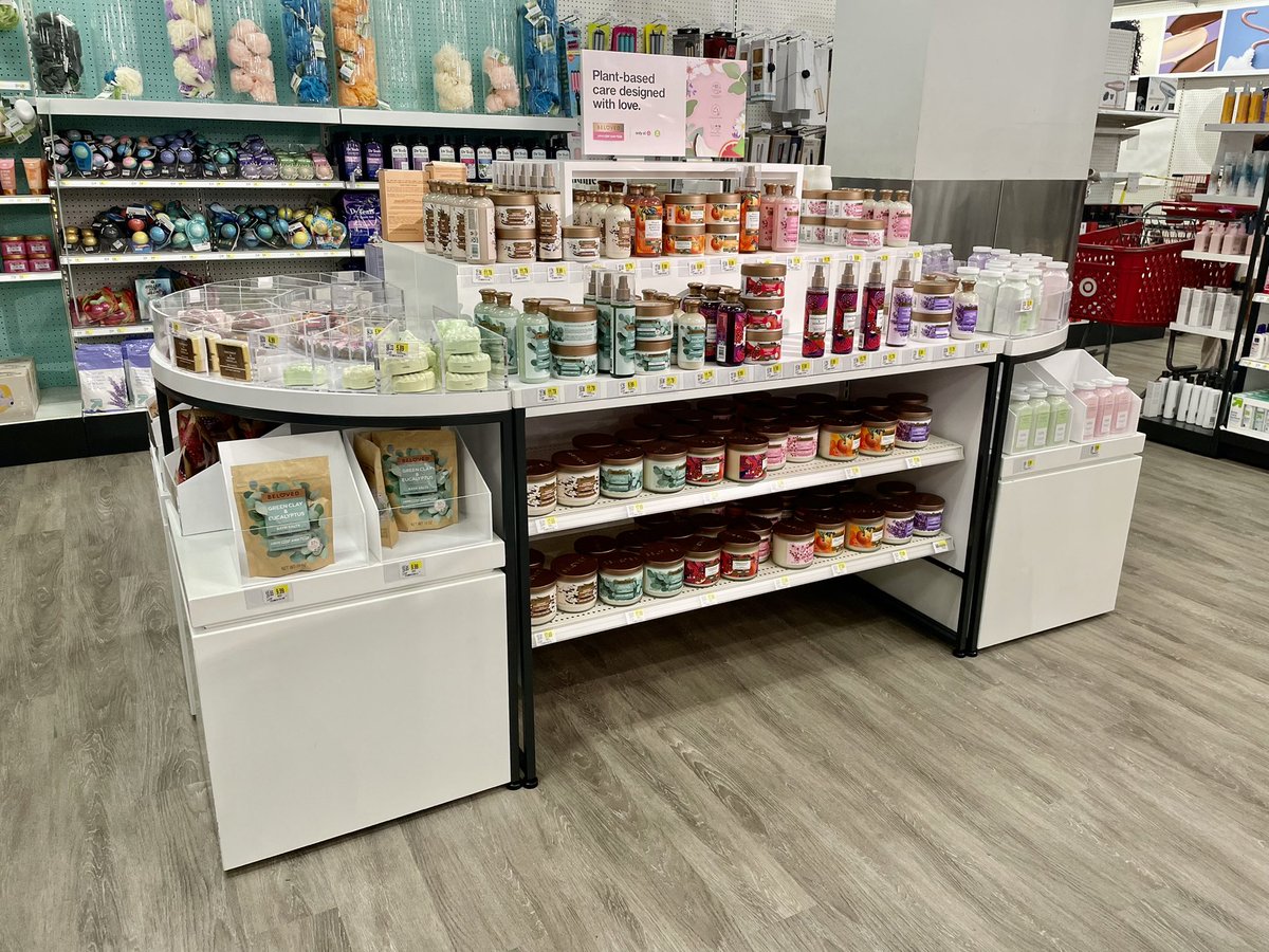 Specialty0927's tweet photo. HUGE recognition to my #1437RemodelTeam and our AMAZING presentation experts for executing this new #CoreBeauty set! Our guests are already obsessed! #Remodel #ProudETL #OneTeam #OneDream @Krysanna_Bowery #GUEST https://t.co/zEwGXQn7gv