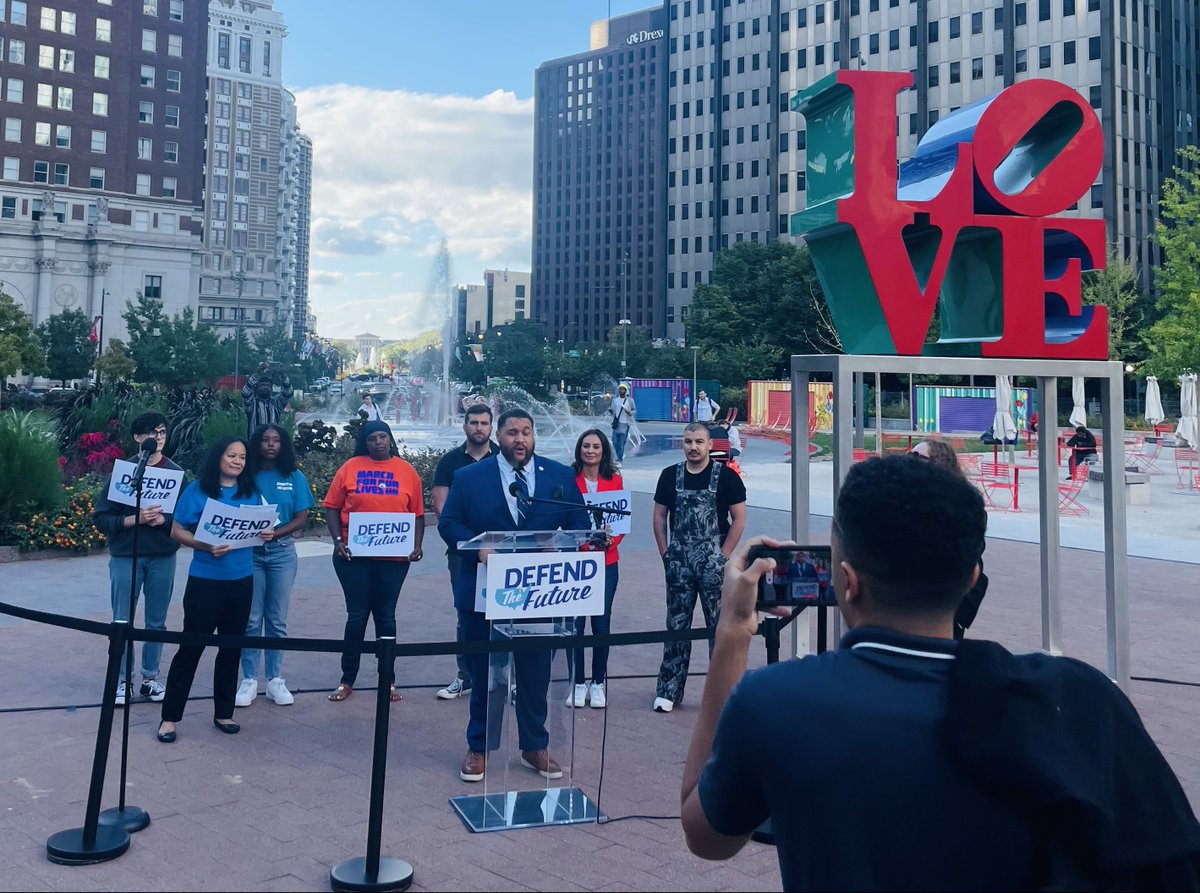 With the midterm elections coming up, we're banding with leading progressive orgs to form the #DefendTheFuture campaign, urging young voters to take action with their vote this November and protect the fundamental dignity of all.

Let's go to work.
👉🏾defendthefuture.org