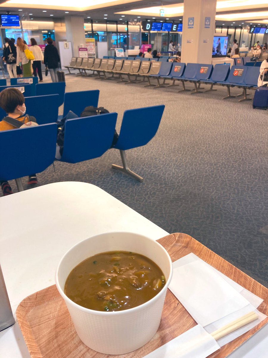 RyuseiHutaba's tweet photo. これから札幌。
搭乗口でカレーうどん。 https://t.co/B7K5CK4uXV