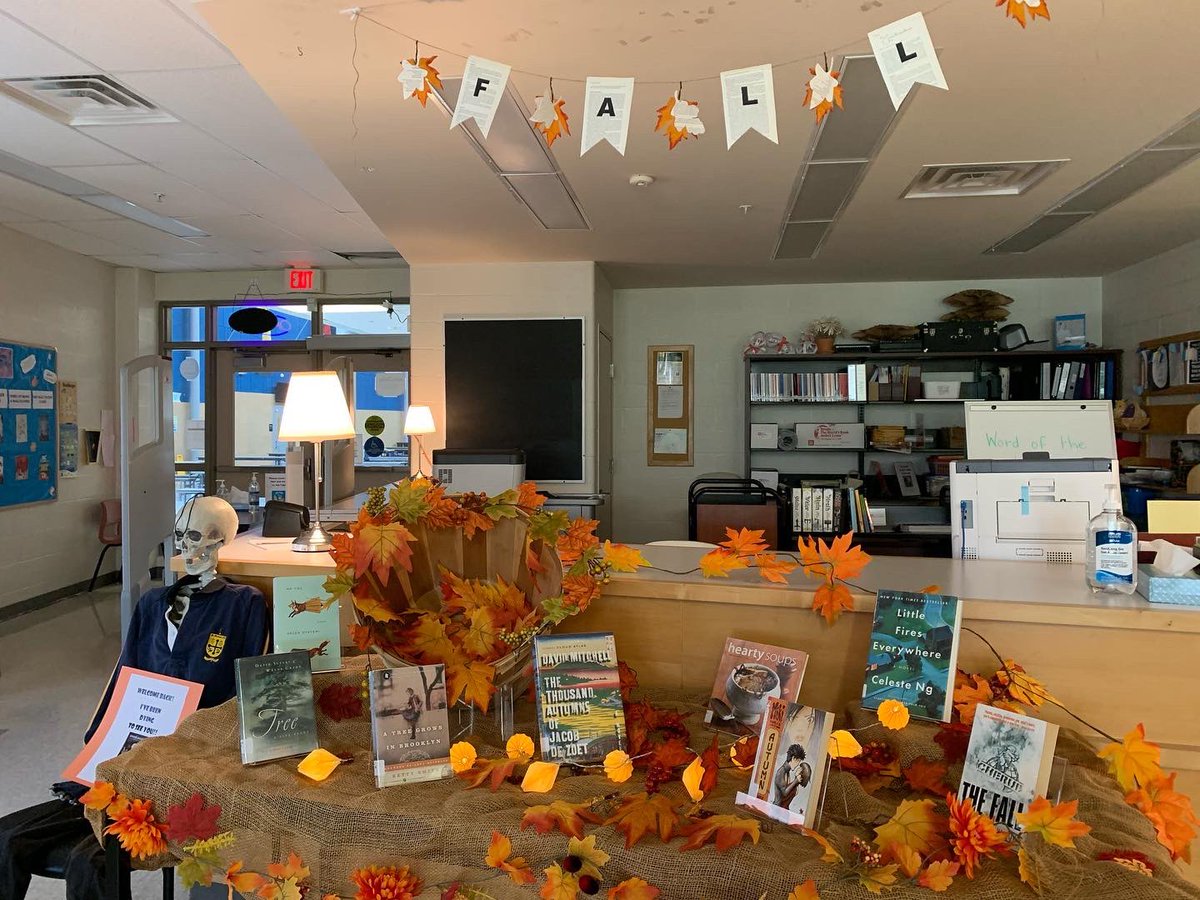 stmThunderReads's tweet image. #fallintoreading #FirstDayOfFall @stmikesbolton 🍁🐿🍂💛📖