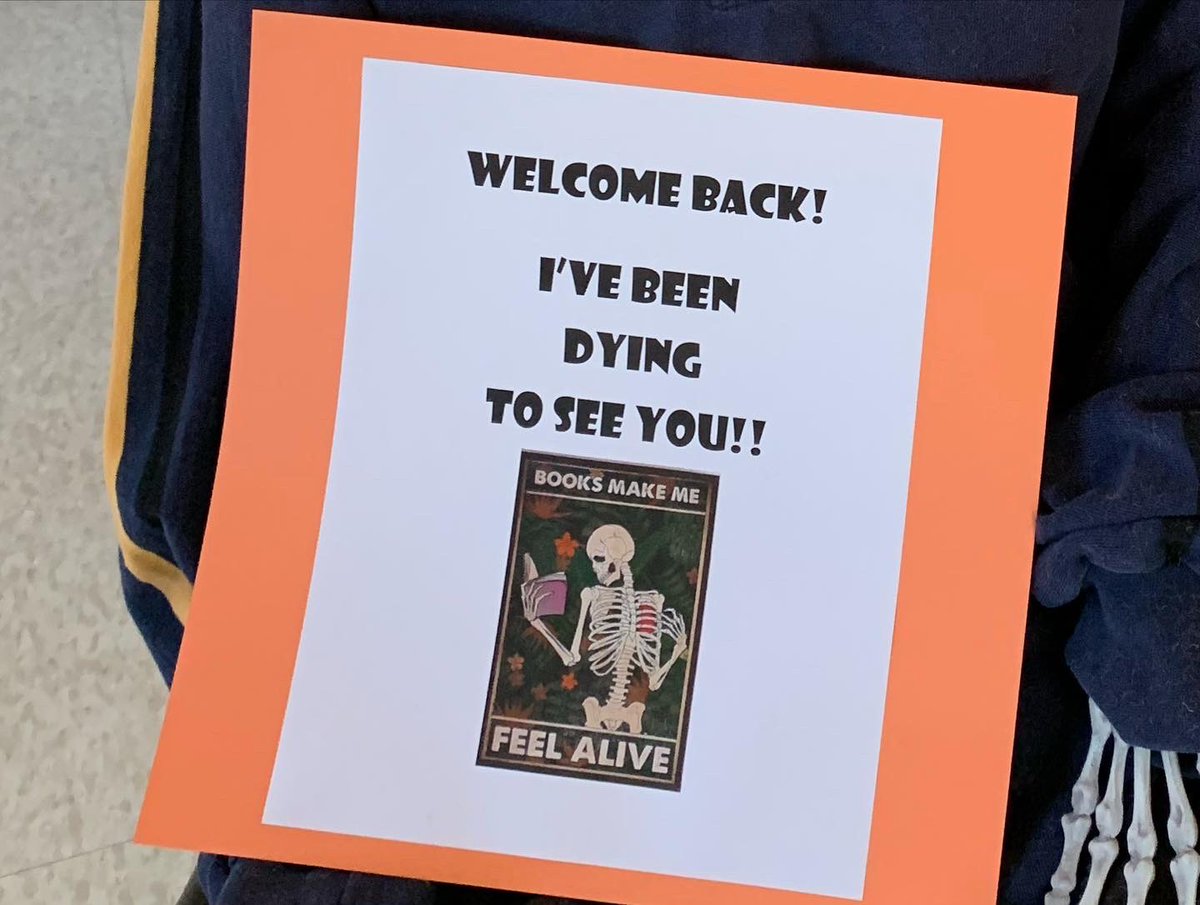 stmThunderReads's tweet image. #fallintoreading #FirstDayOfFall @stmikesbolton 🍁🐿🍂💛📖