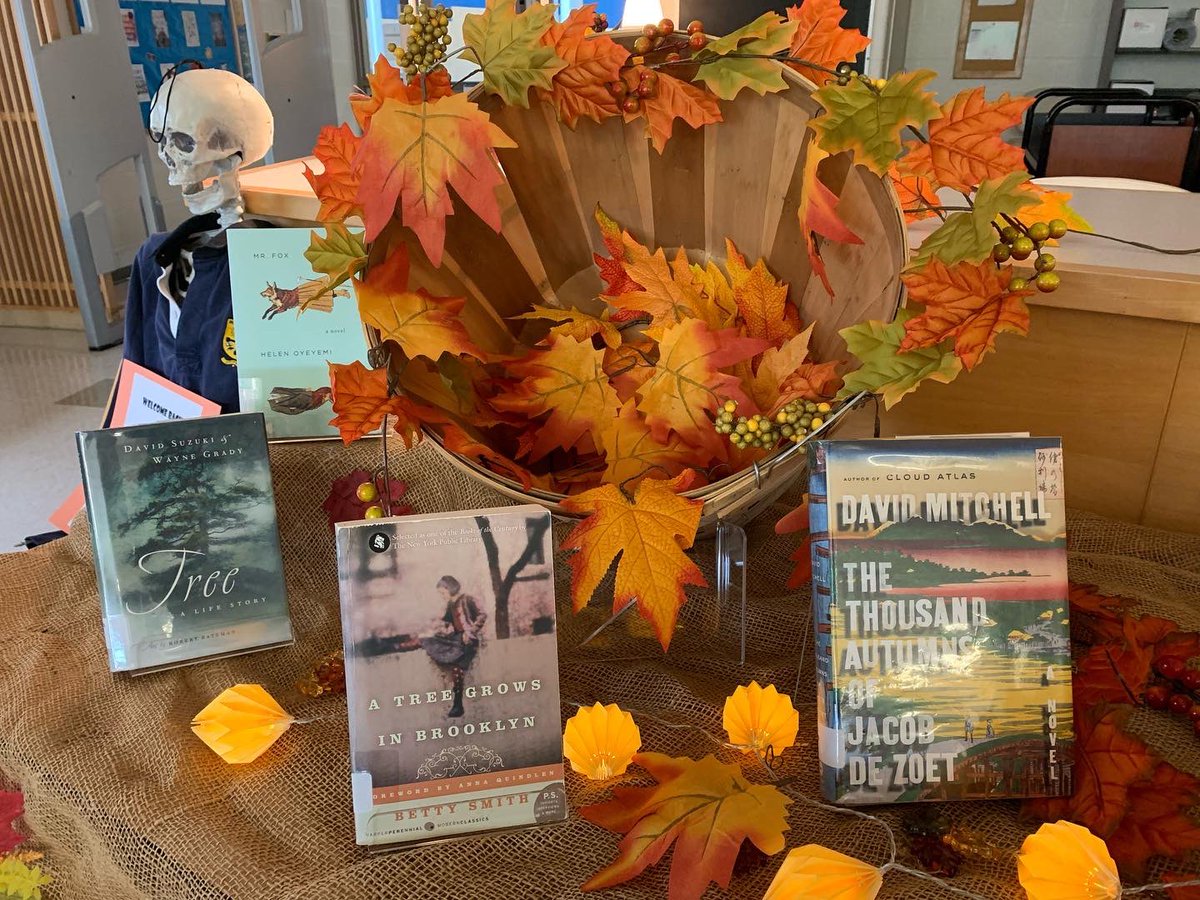 stmThunderReads's tweet image. #fallintoreading #FirstDayOfFall @stmikesbolton 🍁🐿🍂💛📖