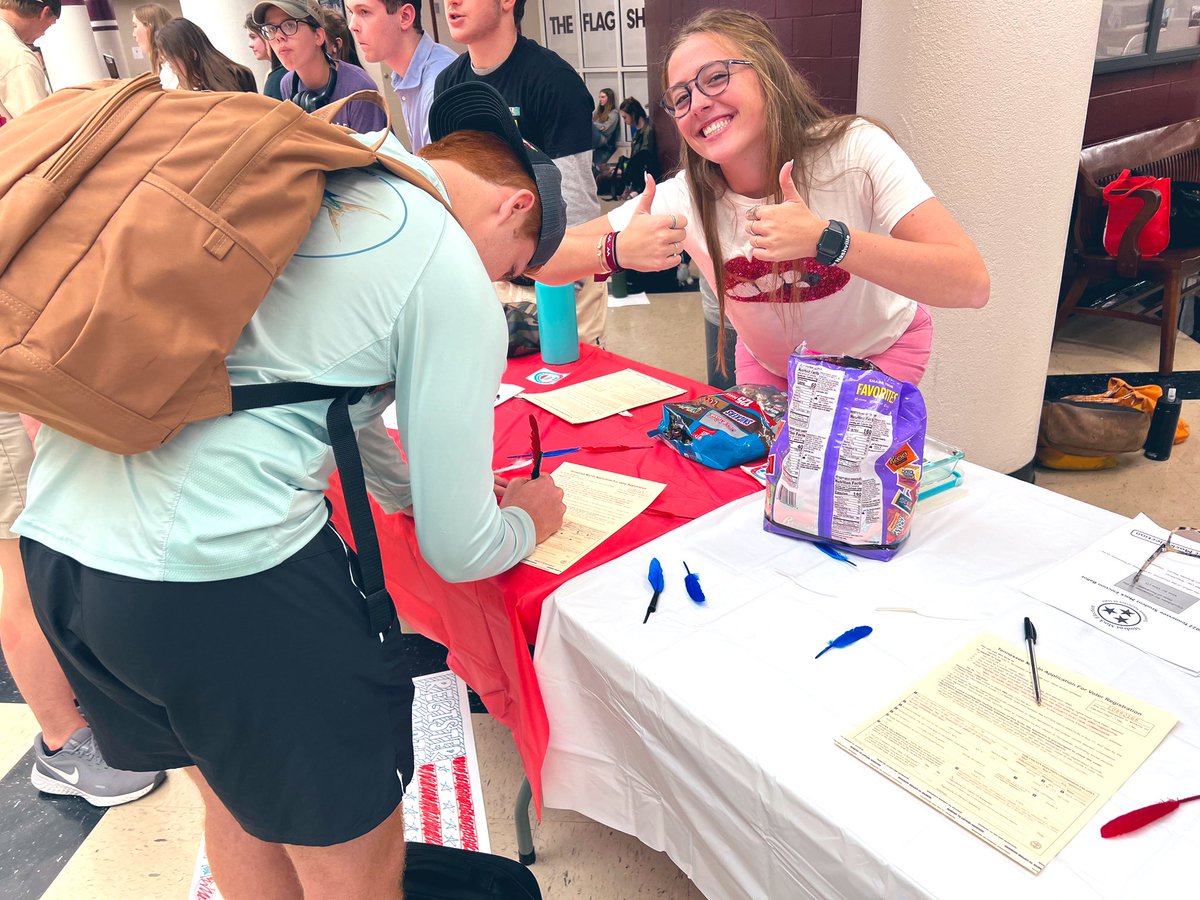 wcsFHSsan's tweet photo. #voterregistrationday @wcsFHS today with Mrs. Williams’ classes! Great job, future voters! 🇺🇸🗳😎 #apgov #vote https://t.co/LG4BUr0ngk