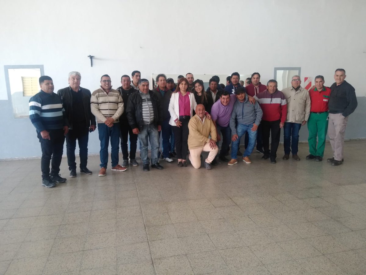 lr_trabajo's tweet photo. 🔺La Sec de Trabajo @myriamespinosaf y el Dir. de Delegaciones Laborales, José Luis Brizuela se reunieron en #Chilecito, con el Sec.Gral de #SOEVA y Delegados para trabajar coordinadamente en pos de proteger los derechos laborales de l@s trabajador@s vitivinícolas de la región. https://t.co/iw3N2AsGik
