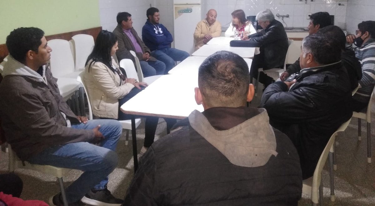 lr_trabajo's tweet photo. 🔺La Sec de Trabajo @myriamespinosaf y el Dir. de Delegaciones Laborales, José Luis Brizuela se reunieron en #Chilecito, con el Sec.Gral de #SOEVA y Delegados para trabajar coordinadamente en pos de proteger los derechos laborales de l@s trabajador@s vitivinícolas de la región. https://t.co/iw3N2AsGik