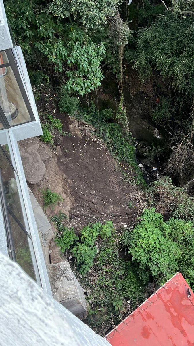 sofiabna's tweet photo. @PC_Cuajimalpa apoyo para talud Bosques de Canelos 89. Pone en riesgo a edificios vecinos https://t.co/pOcZabPW54