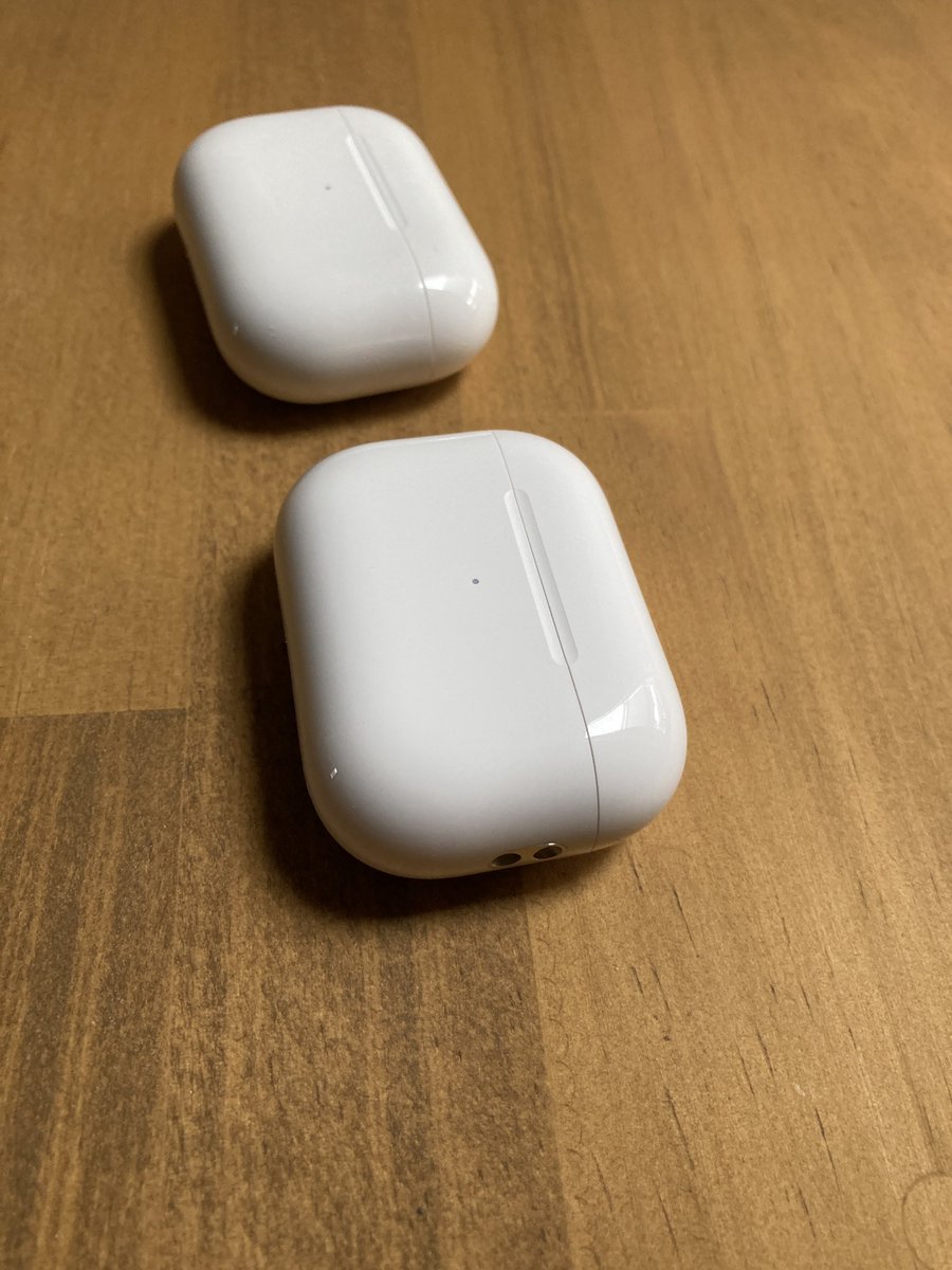 yuzuyan0120's tweet photo. AirPods Pro 2届いた。
見た目は初代とほぼ一緒。
試しに聞いてみたけど、ノイキャン2倍がいまいちわからない😢
#AirPodsPro2 https://t.co/8Ivz9Z0cce