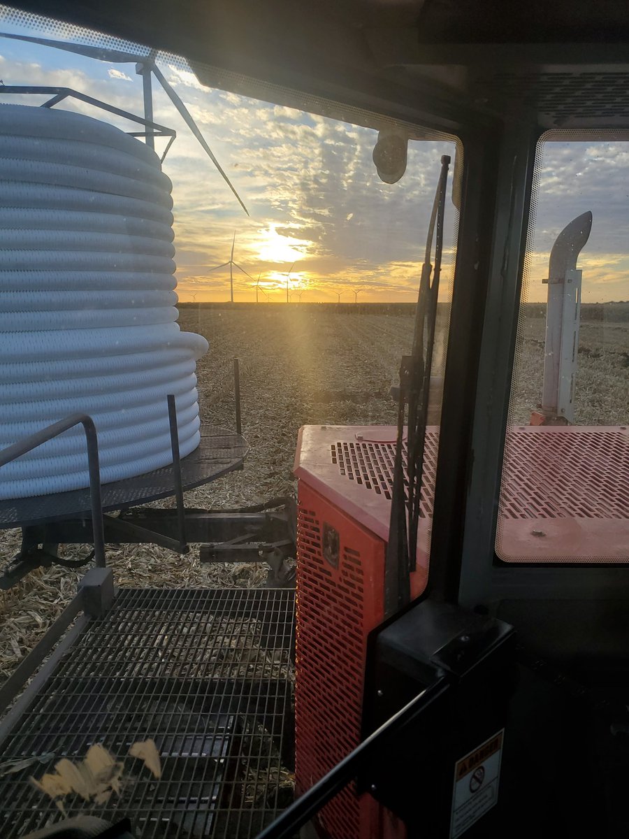 Tiler_Schaef's tweet photo. Pretty good view I had tonight.  #tile22 #springfieldplastics #Bron https://t.co/z7I54kKIR5