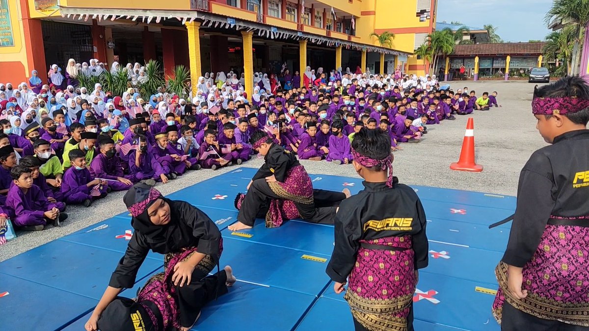 thedailyseni's tweet photo. Terharu! 🥺 Sebuah sekolah rendah di Malaysia tersenarai antara sekolah terbaik di dunia. 😭 SK Kempadang baru memasuki TOP 3 World's Best Schools (WBS) dan mampu meraih wang tunai USD$50,000 sekiranya memenangi public vote. Baca selanjutnya dan undi utk mereka:👇 https://t.co/B4GOAyuCTj