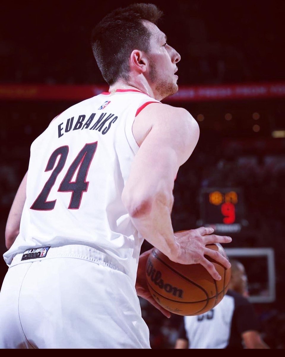 mewilson_6's tweet photo. 🏀 | It was 🔥 to have Drew Eubanks, RHS multi-sport grad and now Portland Trailblazer, shares his story to dream big and persevere with scholar-athletes. Hard work. Tenacity. Grit. Sweat. And great grades. @trailblazers #wearereynolds @ReynoldsSD7 #ThanksDrew! https://t.co/ApXAnGLJNp