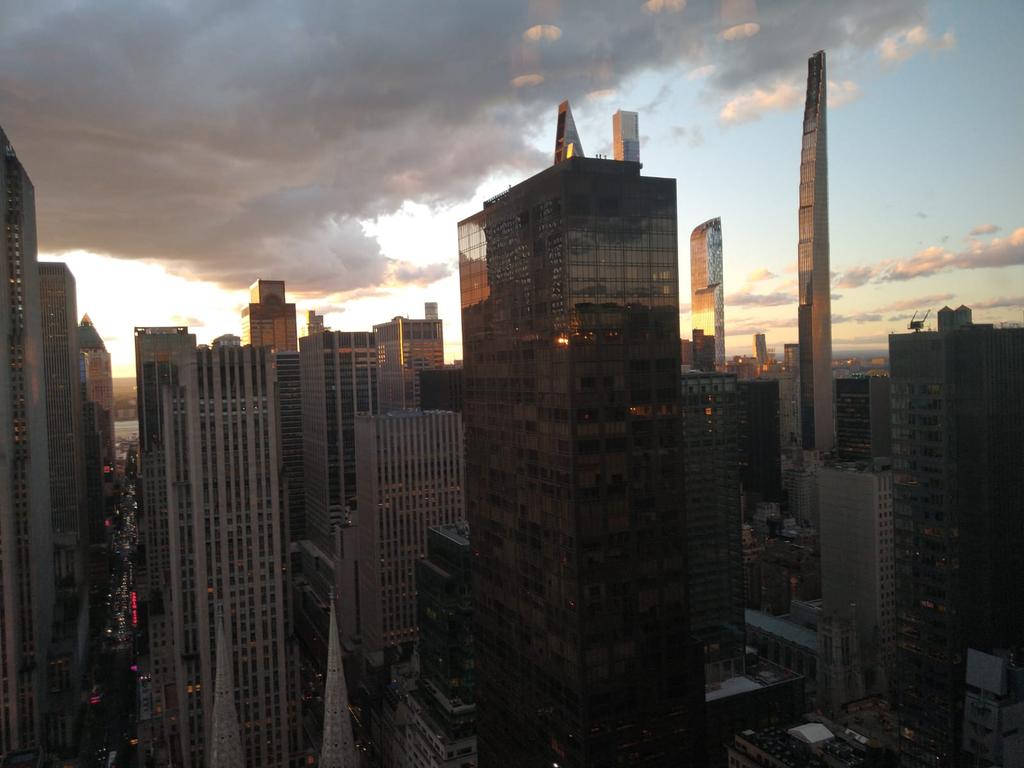 NicolasRevise's tweet photo. Fin de journée jeudi à New York. Toujours de gros nuages sur l'assemblée générale de L'ONU avec la Russie de marbre devant le Conseil de sécurité sur l'Ukraine. #AFP Team ONU cliché @ABDepois https://t.co/lJPa1W4OCG
