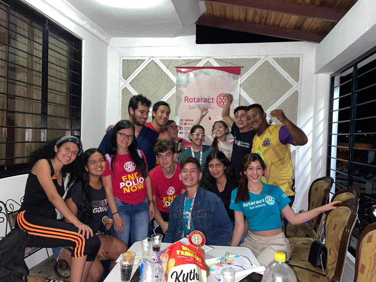 Rovaricaa's tweet photo. Una gente feliz con @Rotaractsa 🥰🥰 https://t.co/6bw5hDVmvr