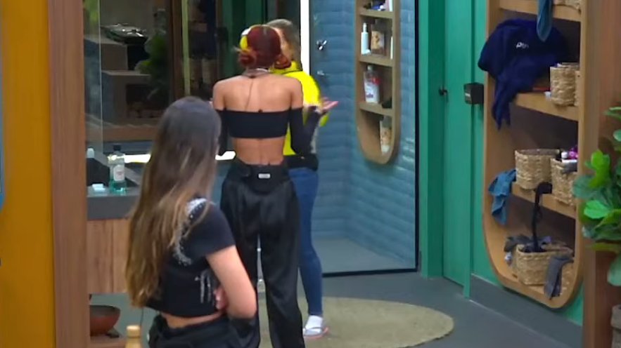 TudoSobReality's tweet photo. Deolane chamando Ruivinha de "Urubú" e "Hiena carniceira"... ESSA DEOLANE É PODRE!!!
#EliminacaoAFazenda 
#AFazenda14 https://t.co/JWcGxLBaFV