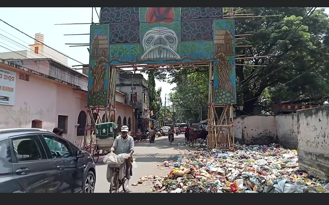 TeamSilverCity's tweet photo. This is how we are going to Welcome Maa Durga ? 
@CMCCuttack see the condition near Dagarpada Hanuman Mandir.
This is highly unacceptable. Please resolve it ASAP.
@CMO_Odisha @SSingh_odisha @pavankalyan @iammdmoquim https://t.co/Wn36CEyChM