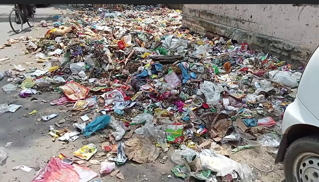 TeamSilverCity's tweet photo. This is how we are going to Welcome Maa Durga ? 
@CMCCuttack see the condition near Dagarpada Hanuman Mandir.
This is highly unacceptable. Please resolve it ASAP.
@CMO_Odisha @SSingh_odisha @pavankalyan @iammdmoquim https://t.co/Wn36CEyChM