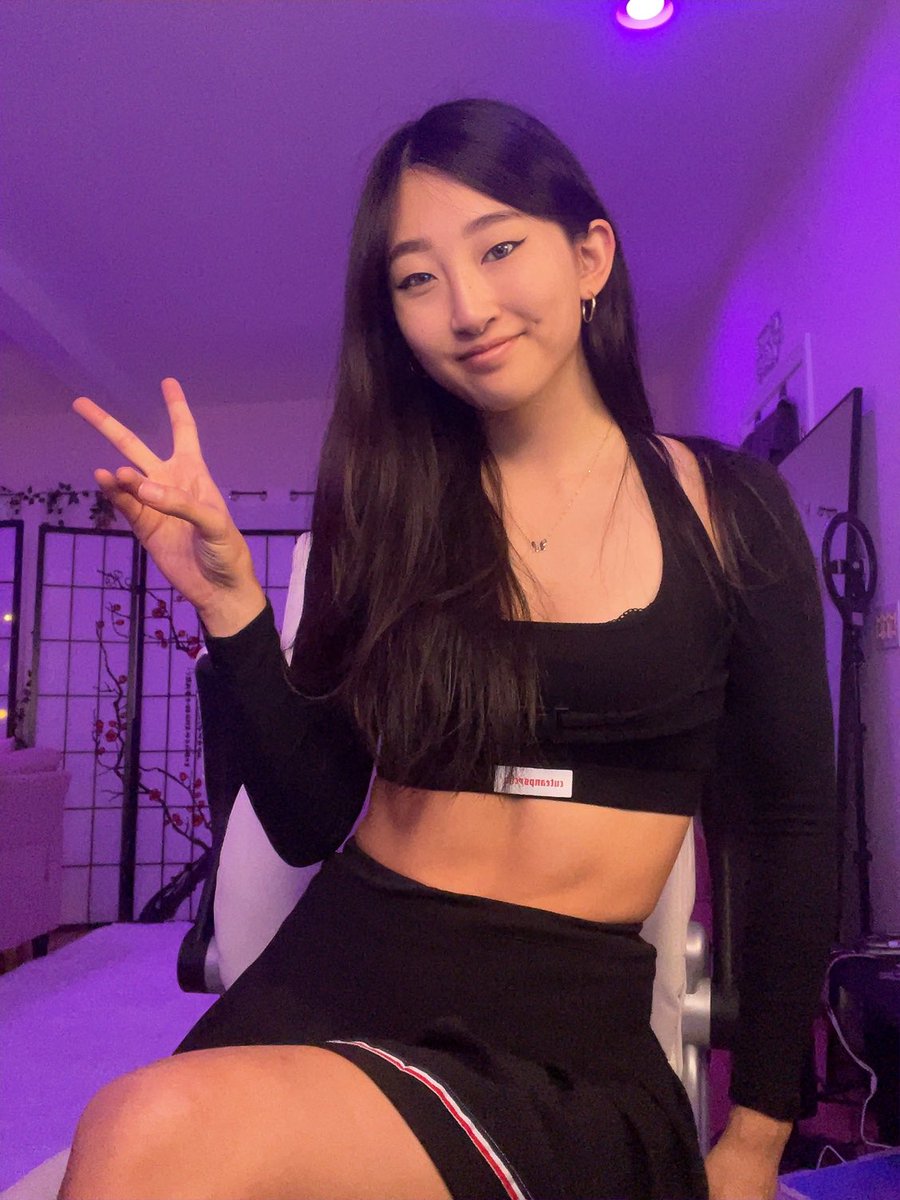 Emma 🦋 on Twitter: "gamers wya 👀 http://twitch.tv/EmmaMeiLi"