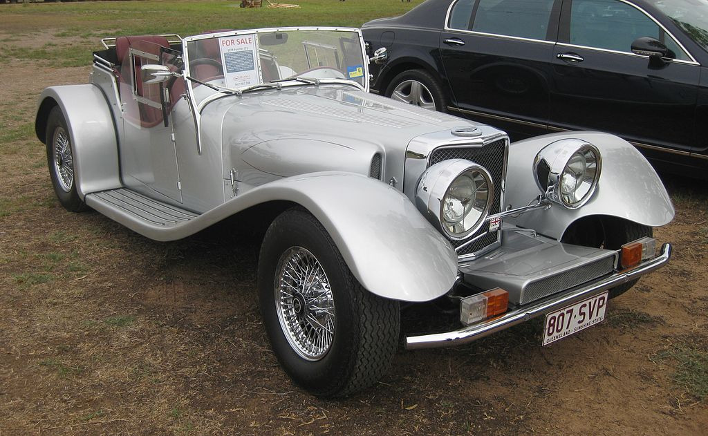 ClassicsJipe's tweet photo. The #J72 was an ultra-exclusive luxury roadster, the first product of the #PantherWestwinds company. Styled to evoke the #JaguarSS100 and sold from 1972 through 1981, it used mechanicals from the #JaguarXJ, including its 5.3L V12 engine. https://t.co/nfEfsZPVrm
