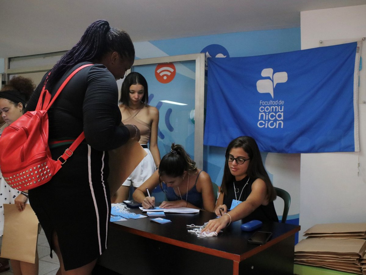 fcomUH's tweet photo. Hoy comenzó el X Congreso de la FEU en FCOM. Después de la inauguración se presentó el volumen Nuestro viaje a la luna, de Reinaldo Funes Monzote, del sello editorial Casa de las Américas.
#FCOMenCongresodelaFEU #FEUFCOM https://t.co/0484Zoq18N