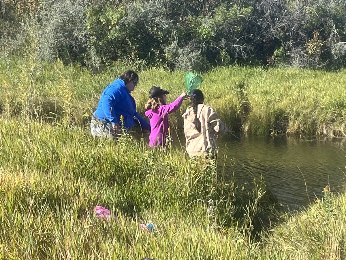 GarnerLarissa's tweet photo. Back out on land! It was a beautiful day and our land based program grew to 2 classes. Thanks @LaceyWeekes and Mya from @NatureSask #landbasedlearning #cougarawesome @RegPublicSchool @CentennialSchoo https://t.co/yRYpQjUm4L