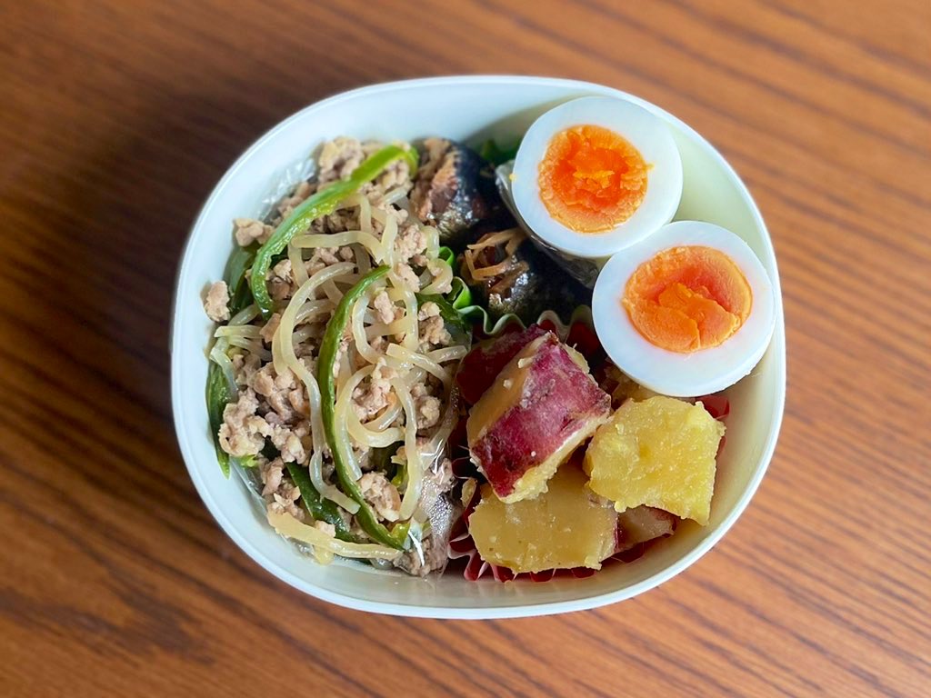 mika_kdc's tweet photo. お疲れ様です🙌🏻

今日の ＃お弁当 
白滝・ﾋﾟｰﾏﾝ・豚ひき肉で炒め物
作りました😊
ごはんのかわりにｻﾂﾏｲﾓ🍠
毎日食べても飽きない😍（🍠love❤️）

わけてもらった多肉植物（ｺﾀﾞｶﾗ）
元気に育ってます🪴✨

まだ「いいね」が消えちゃうよ‥😭

 ＃多肉植物 https://t.co/9PYScBSgah